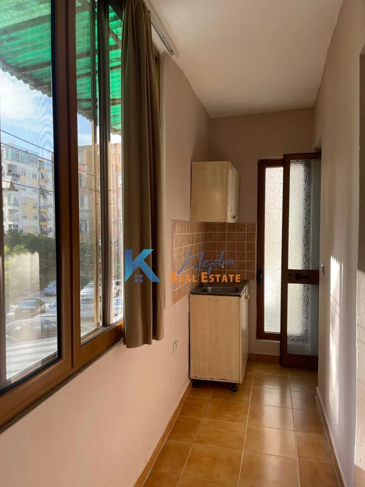 Tirane, jap me qera apartament 2+1+Ballkon Kati 2, 75 m² 400 € (Ali Dem)