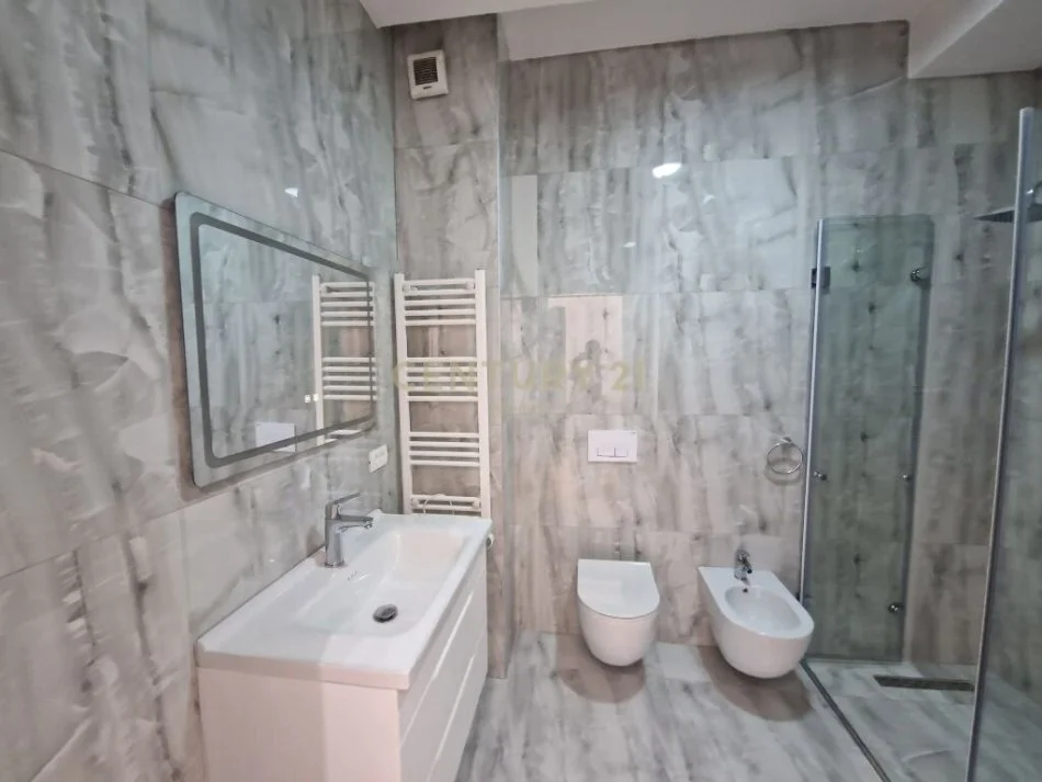 Tirane, jepet me qera apartament 2+1 Kati 2, 100 m² 1.000 € (Bulevardi i ri)