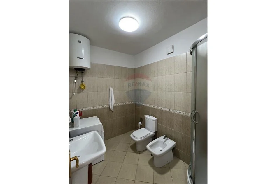 Tirane, jepet me qera apartament 2+1 Kati 3, 116 m² 600 € (Rruga Ibrahim Kodra - Komuna e Parisit)