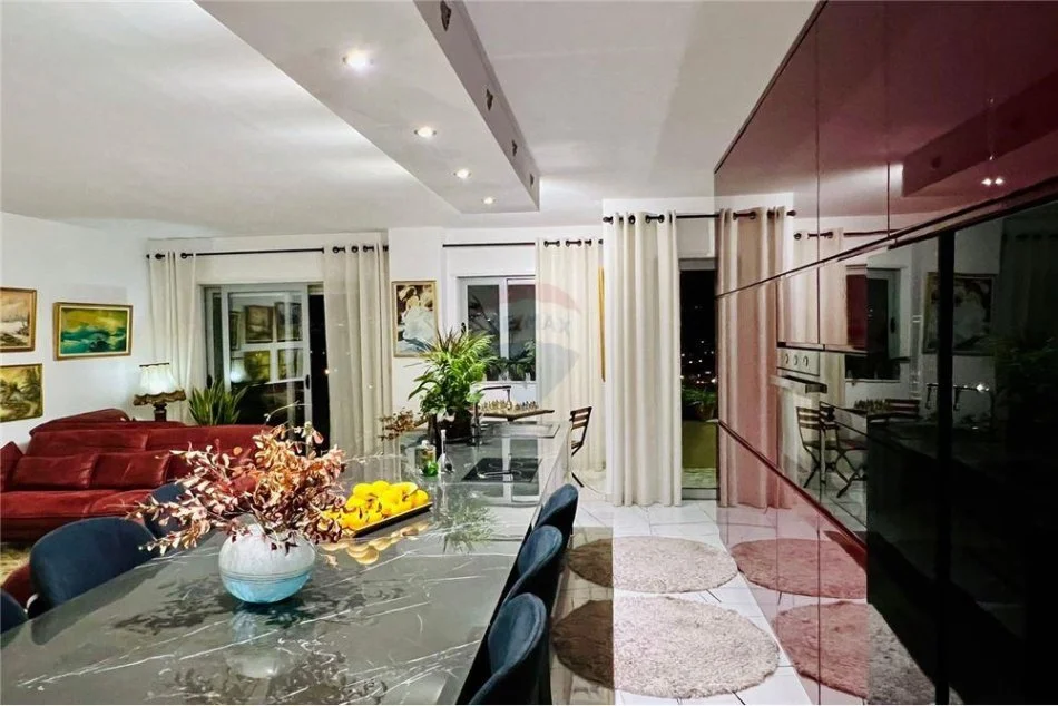 Tirane, shitet apartament 2+1 Kati 3, 136 m² 330.000 € (Rruga Hamdi Sina - Liqeni i Thatë)