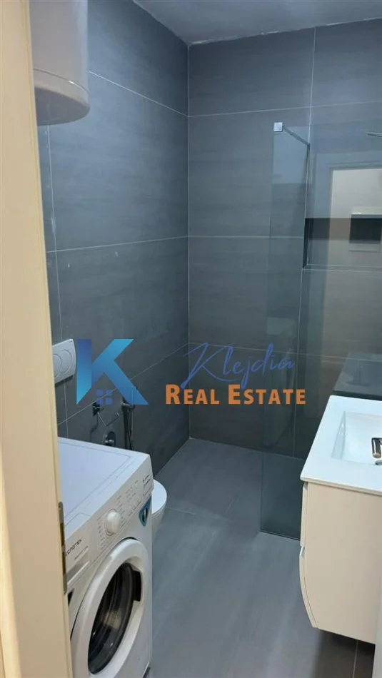 Tirane, jap me qera apartament 1+1+Ballkon Kati 1, 60 m² 400 € (Rruga 5 Maji)