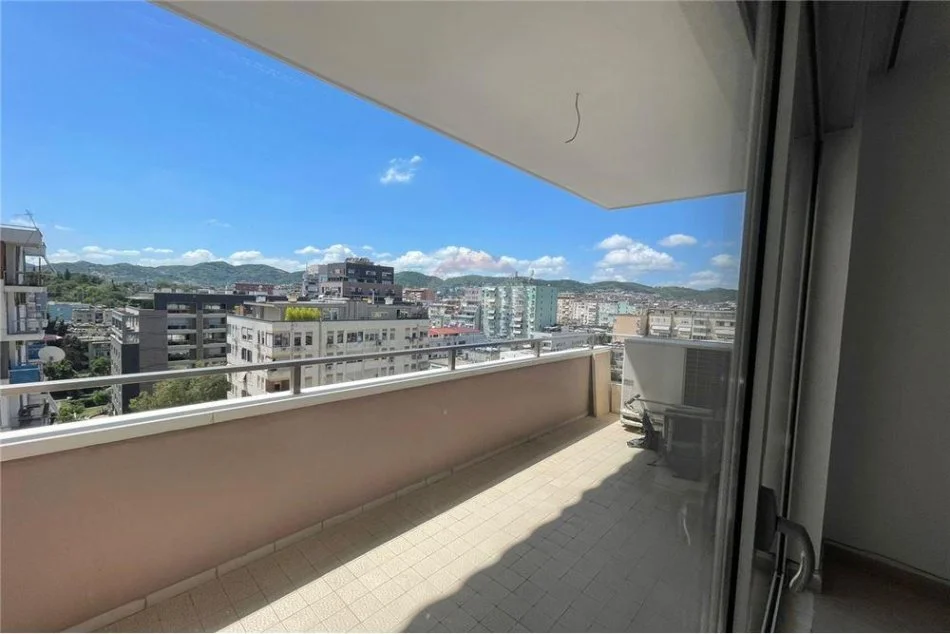 Tirane, jepet me qera zyre Kati 6, 146 m² 1.200 € (Rruga Abdyl Frasheri - Bllok - Libri Universitar)