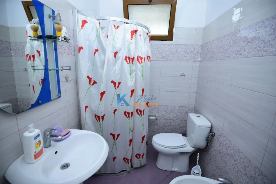 Tirane, jap me qera apartament 1+1+Ballkon Kati 1, 74 m² 600 € (Pazari i Ri)