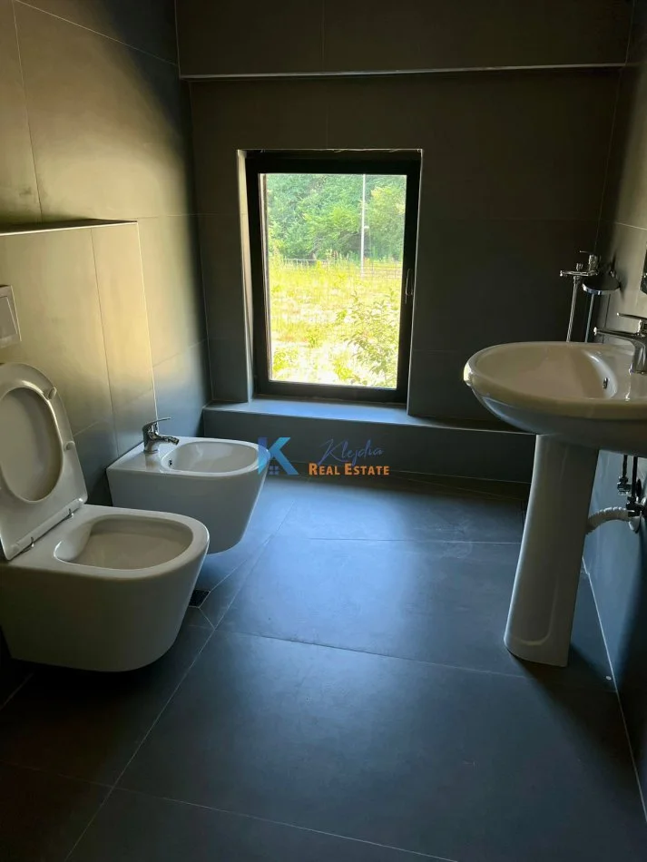 Tirane, jap me qera apartament 3+1+Ballkon Kati 1, 150 m² 1.300 € (Duplex per qira te Kodra e Diellit)