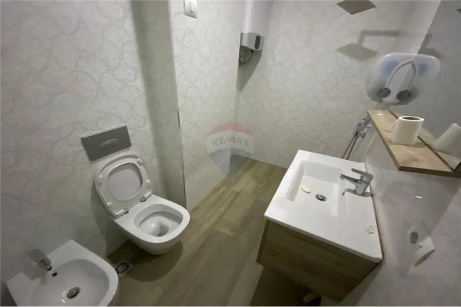 Tirane, jepet me qera zyre , 115 m² 750 € (Myslym Shyri)