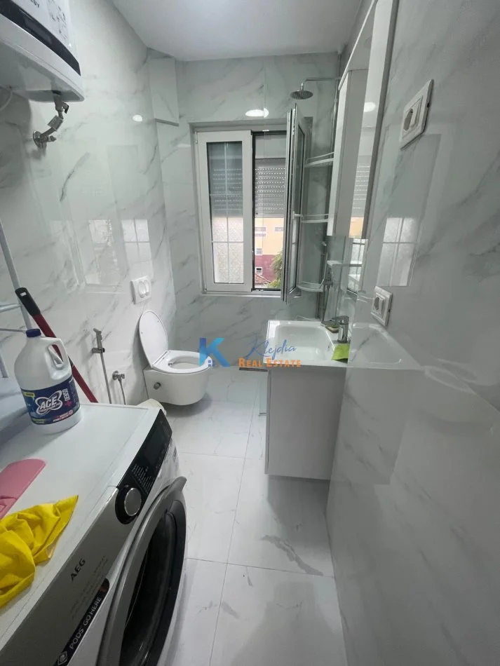 Tirane, jap me qera apartament 1+1+Ballkon Kati 3, 64 m² (1+1 per qira te Rruga Bardhyl)
