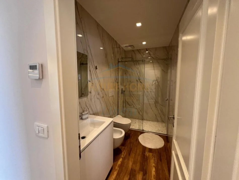 Tirane, jepet me qera apartament 2+1+Ballkon Kati 11, 137 m² 2.500 € (Blloku)