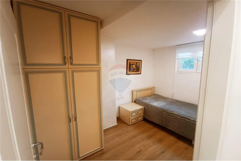 Tirane, jepet me qera apartament 2+1 Kati 1, 75 m² 750 € (Bardhok Biba - Pazari i Ri - Rruga e Barrikadave)