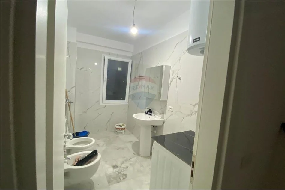 Tirane, jepet me qera apartament 2+1 , 80 m² 550 € (benjamin kruta - Fusha e Aviacionit)