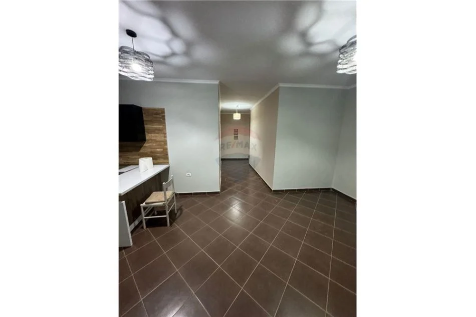 Tirane, jepet me qera apartament 2+1 Kati 2, 80 m² 400 € (besim alla - Yzberisht - Pallatet Cabej)