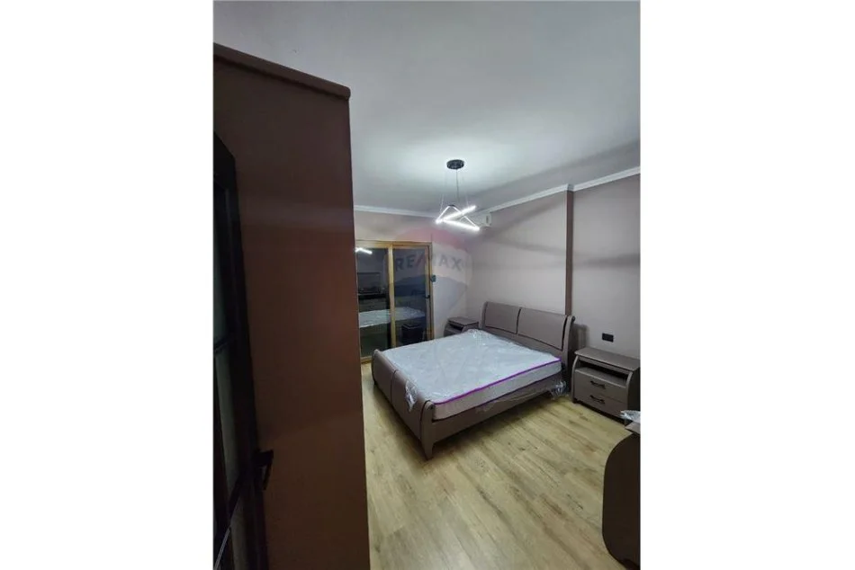 Tirane, jepet me qera apartament 3+1 Kati 4, 160 m² 1.000 € (Rruga e Kavajes - 21 Dhjetori)