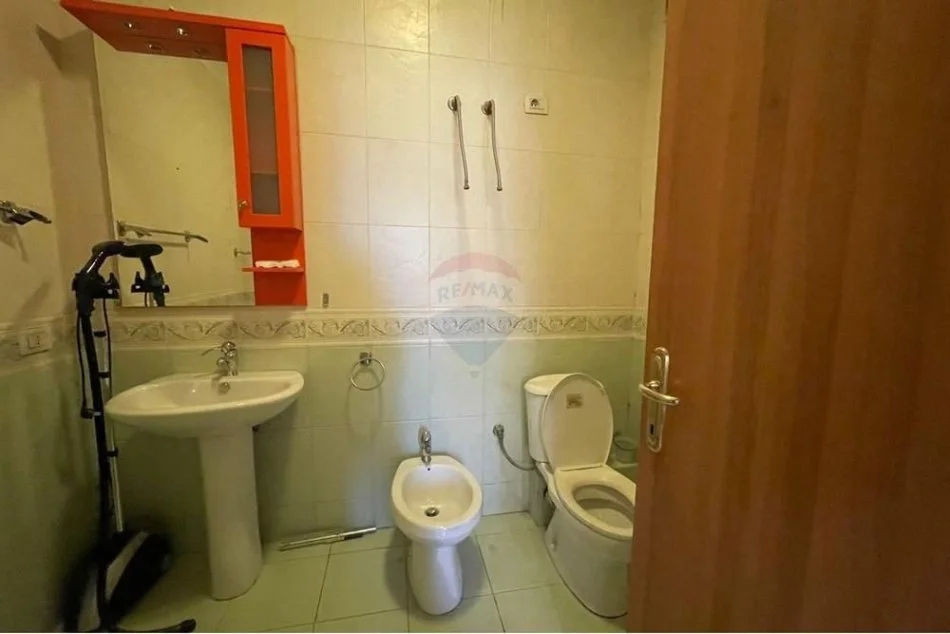 Tirane, jepet me qera apartament 2+1 Kati 4, 95 m² 700 € (Rruga e Dibrës - Selvia)