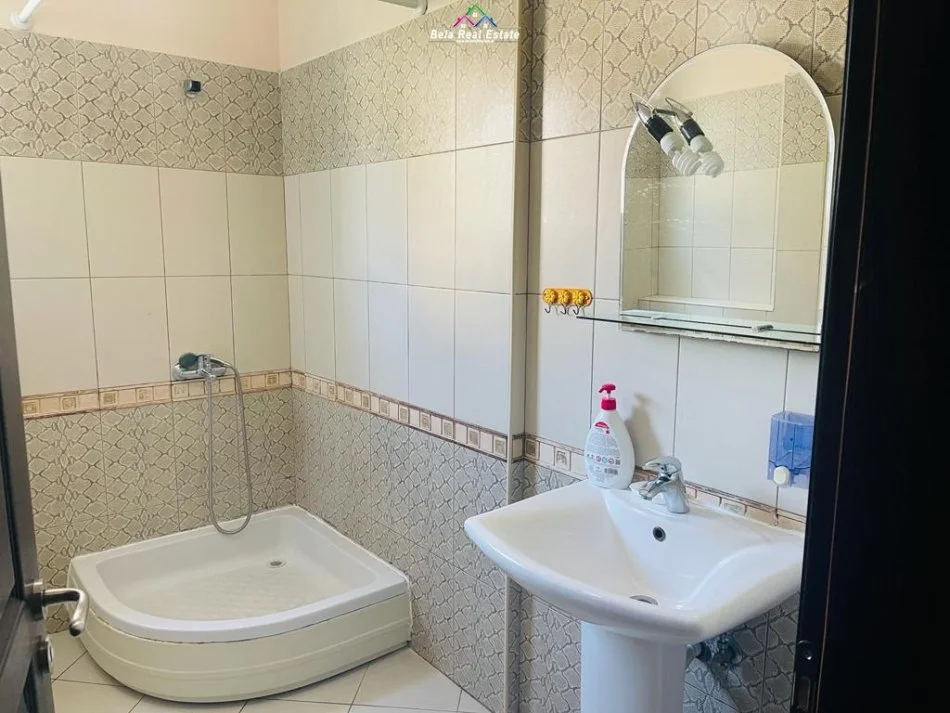 Tirane, jepet me qera apartament 2+1+Ballkon Kati 2, 85 m² 400 € (Rruga e Elbasanit, prane Pallatit te Brigadave)