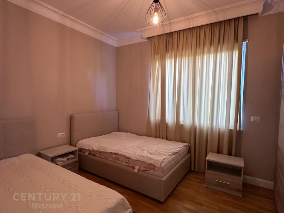 𝐓𝐢𝐫𝐚𝐧𝐞, 𝐣𝐞𝐩𝐞𝐭 𝐦𝐞 𝐪𝐞𝐫𝐚 𝐚𝐩𝐚𝐫𝐭𝐚𝐦𝐞𝐧𝐭 𝟐+𝟏 𝐊𝐚𝐭𝐢 𝟏, 𝟏𝟎𝟓 𝐦² 𝟏.𝟒𝟎𝟎 € (𝐐𝐞𝐧𝐝𝐫𝐚 𝐓𝐫𝐞𝐠𝐭𝐚𝐫𝐞 𝐓𝐄𝐆)