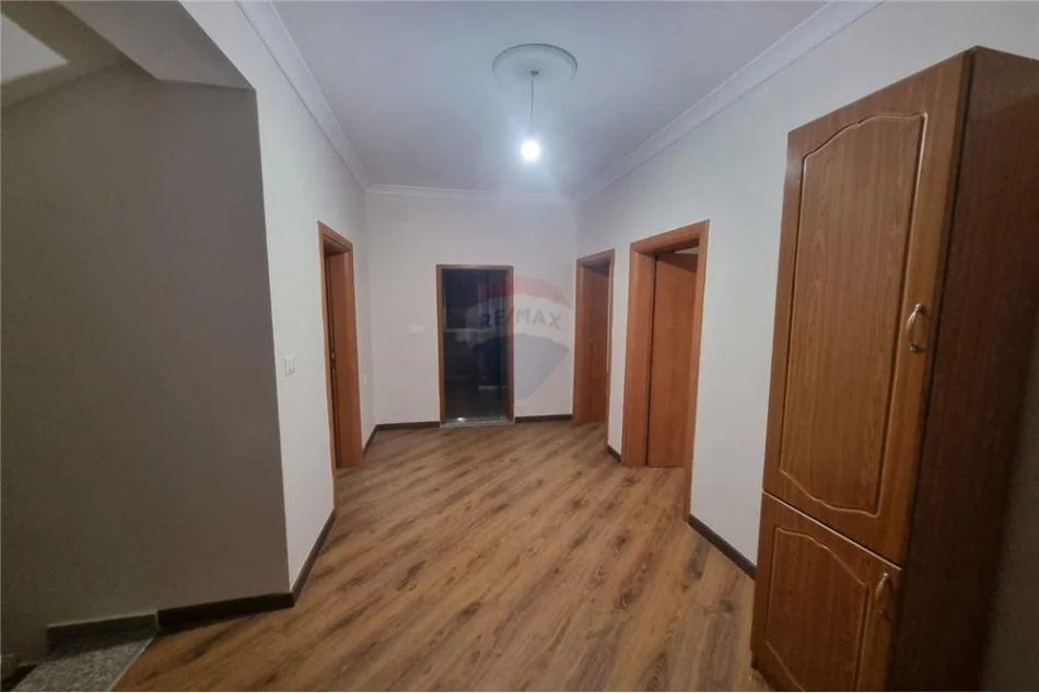 Tirane, jepet me qera Vile 3 Katshe , 550 m² 1.600 € (Rruga Vace Zela - Qendra Globe - Rruga e Kavajës)
