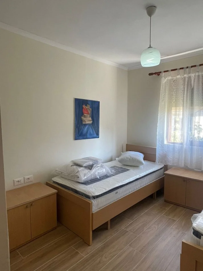 Tirane, jepet me qera apartament 2+1+Ballkon Kati 3, 77 m² 600 € (RRUGA E DURRESIT)