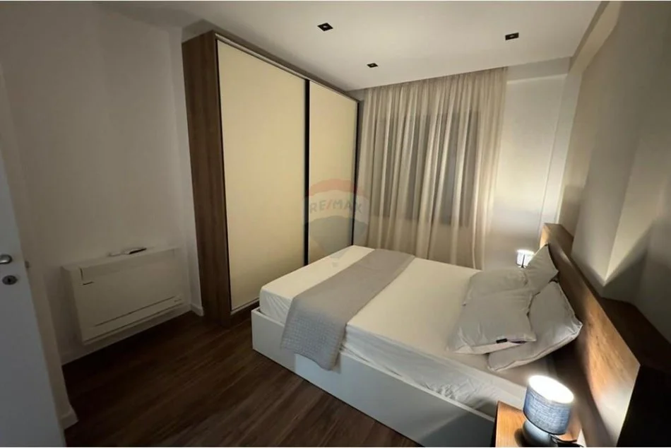 Tirane, jepet me qera apartament 1+1 Kati 5, 86 m² 800 € (Pazari i Ri)