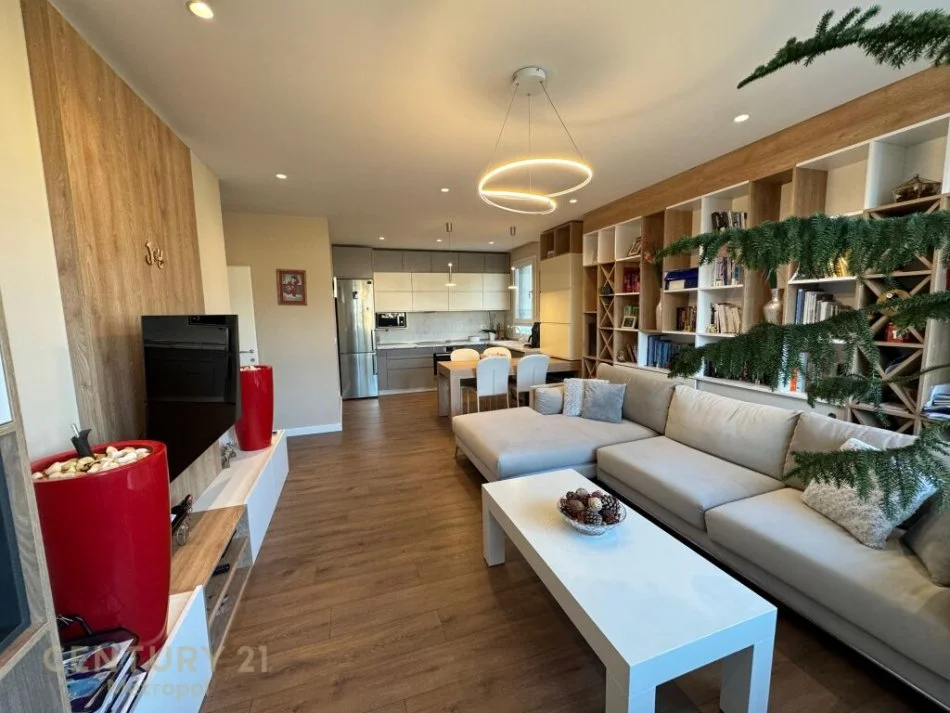 𝐓𝐢𝐫𝐚𝐧𝐞, 𝐣𝐞𝐩𝐞𝐭 𝐦𝐞 𝐪𝐞𝐫𝐚 𝐚𝐩𝐚𝐫𝐭𝐚𝐦𝐞𝐧𝐭 𝟐+𝟏 𝐊𝐚𝐭𝐢 𝟕, 𝟏𝟎𝟑 𝐦² 𝟗𝟎𝟎 € (𝐑𝐫𝐮𝐠𝐚 𝐞 𝐄𝐥𝐛𝐚𝐬𝐚𝐧𝐢𝐭)