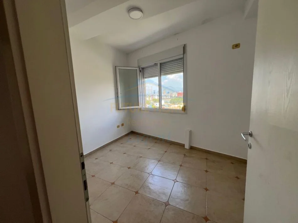 Tirane, jepet me qera apartament 3+1+Ballkon Kati 4, 144 m² 700 € (Liqeni i Thate)