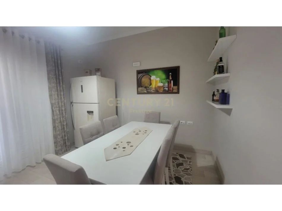 𝐓𝐢𝐫𝐚𝐧𝐞, 𝐣𝐞𝐩𝐞𝐭 𝐦𝐞 𝐪𝐞𝐫𝐚 𝐚𝐩𝐚𝐫𝐭𝐚𝐦𝐞𝐧𝐭 𝟐+𝟏 𝐊𝐚𝐭𝐢 𝟐, 𝟏𝟐𝟓 𝐦² 𝟔𝟎𝟎 € (𝐕𝐢𝐥𝐚𝐭 𝐀𝐦𝐞𝐫𝐢𝐤𝐚𝐧𝐞, 𝐕𝐢𝐥𝐚𝐭 𝐆𝐣𝐞𝐫𝐦𝐚𝐧𝐞)