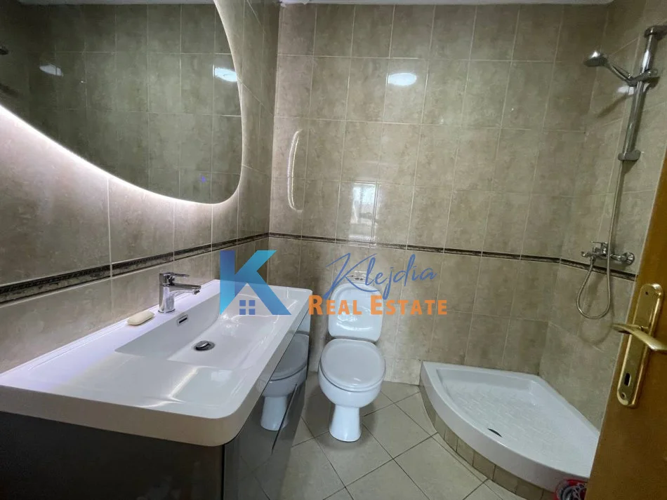 Tirane, jepet me qera apartament 2+1 Kati 3, 110 m² 850 € (Rruga e Kavajes, afer Kishes Katolike)