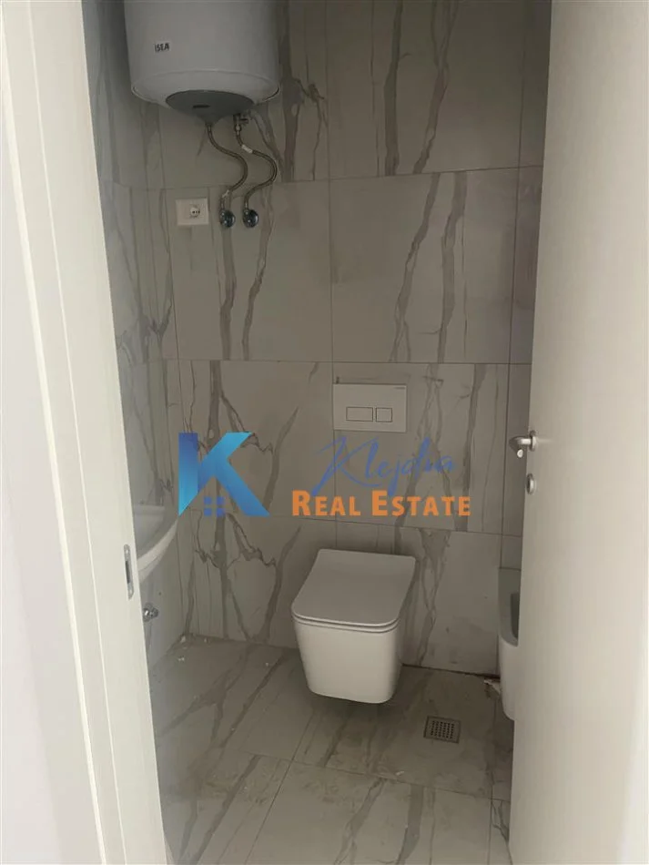 Tirane, jepet me qera apartament 3+1 Kati 4, 148 m² (Bulevardi i Ri, kompleksi Orbital 1)