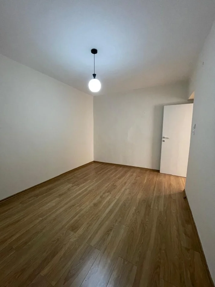Tirane, jepet me qera apartament 2+1 Kati 3, 75 m² 400 € (Brryli)