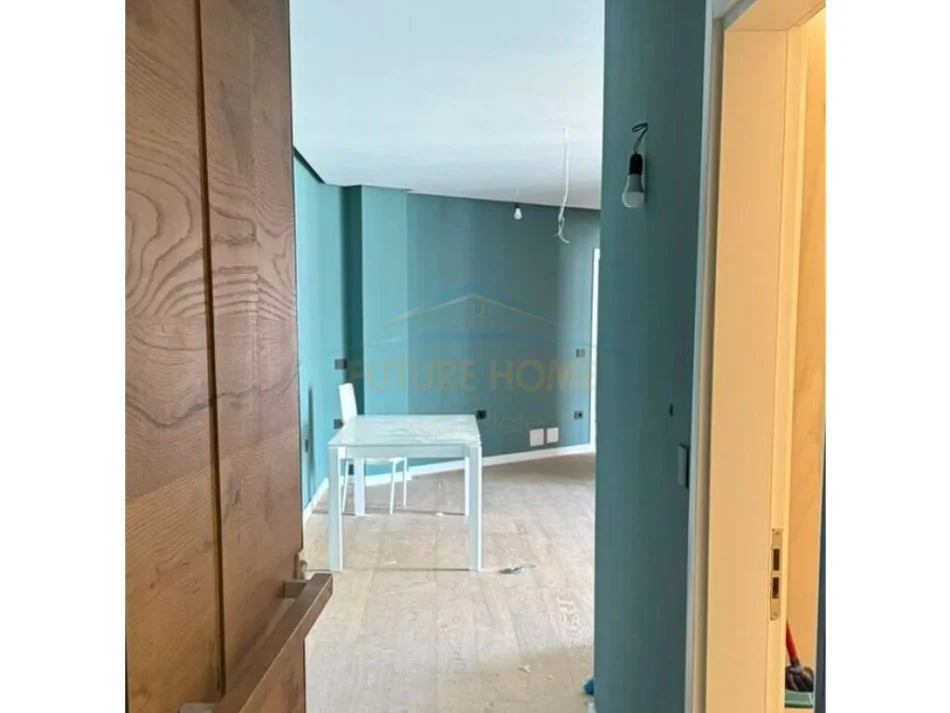 Vlore, shitet apartament 3+1 Kati 8, 180 m² 300.000 € (Bulevardi Ismail Qemali)