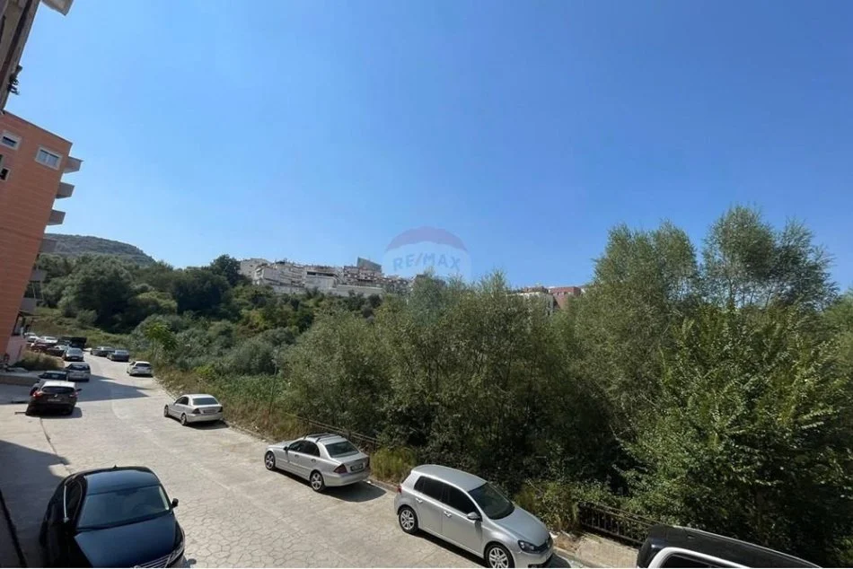 Tirane, jepet me qera apartament 2+1 Kati 1, 97 m² 400 € (Xhamia, Rruga Pinare - Kopshti Botanik)