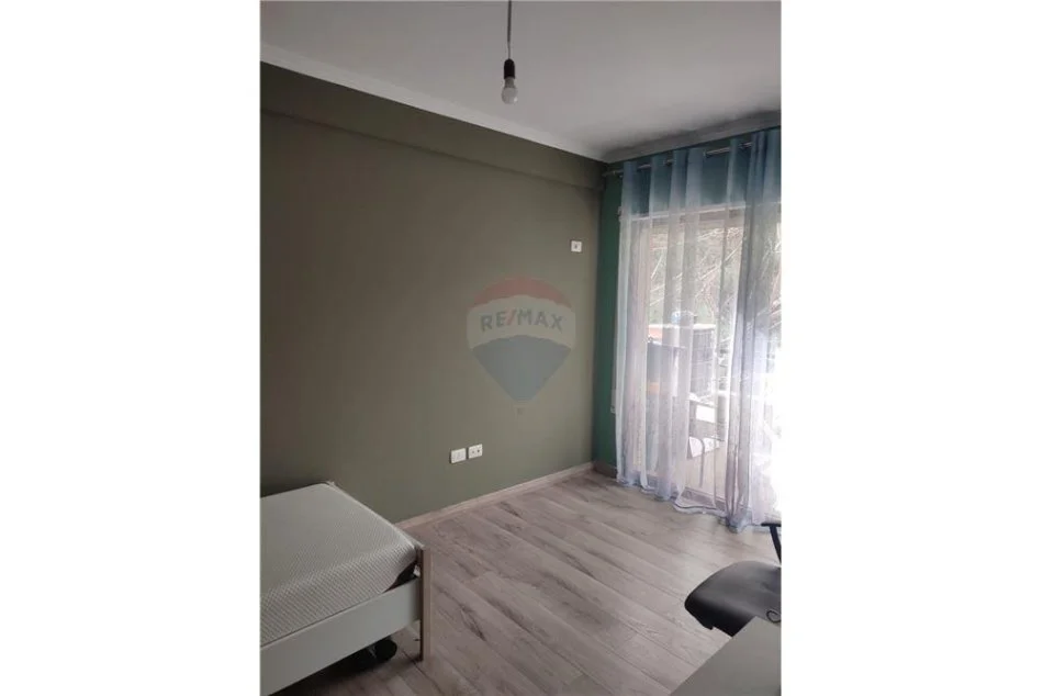 Tirane, jepet me qera apartament 2+1 Kati 3, 89 m² 550 € (kompleksi Fratari - Kopshti Botanik)