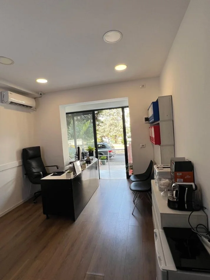 Tirane, jepet me qera zyre Kati 1, 16 m² 400 € (Zog i Zi)