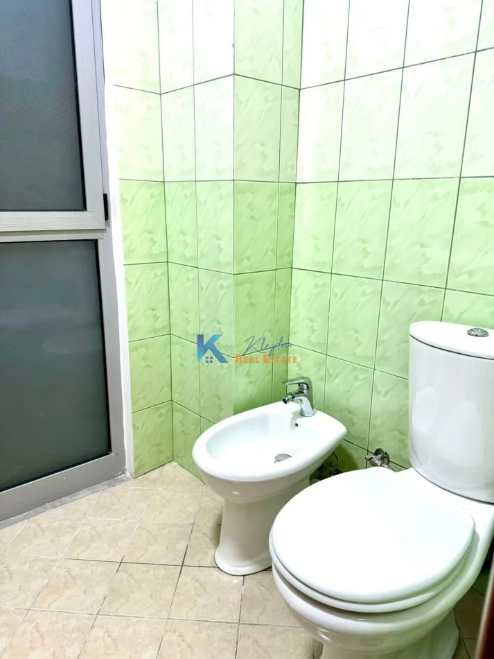 Tirane, jap me qera apartament Kati 4, 45 m² 530 € (Komuna e Parisit, afer Kristal Center)