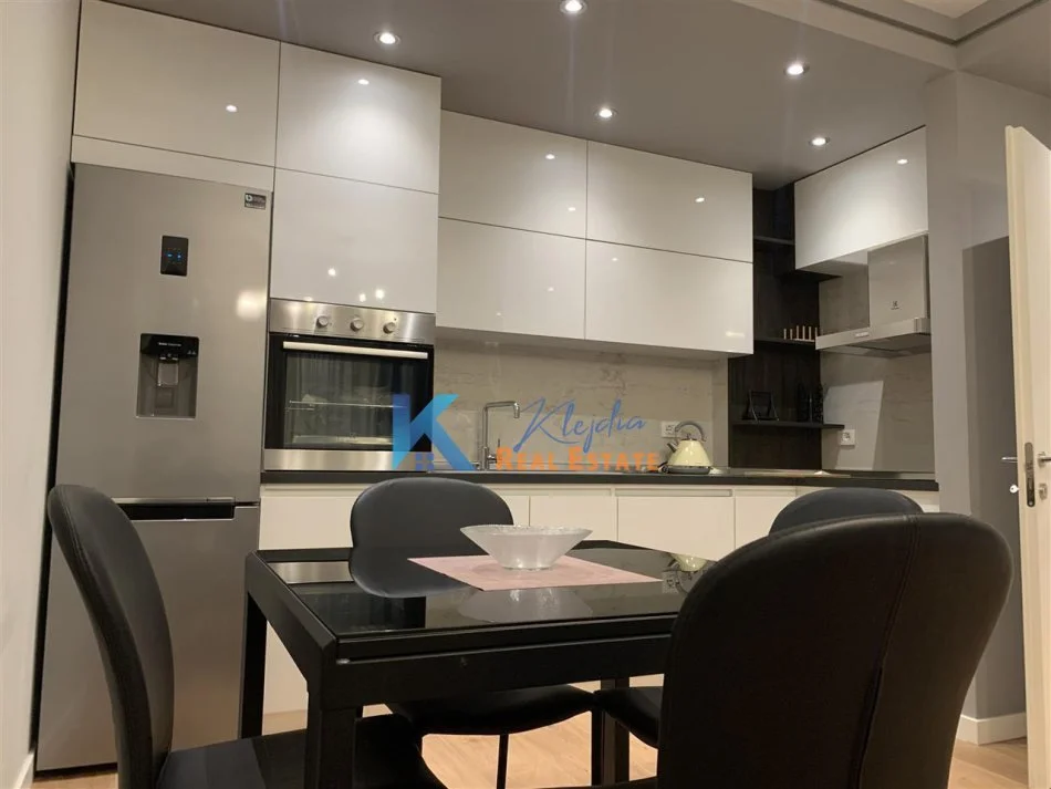 Tirane, jap me qera apartament 2+1+Ballkon Kati 4, 93 m² 750 € (Kompleksi Kontakt ne zonen e 21 Dhjetorit)
