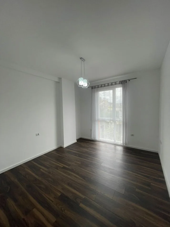 Tirane, jepet me qera apartament 2+1+Ballkon Kati 2, 600 € (Rruga Artan Lenja)