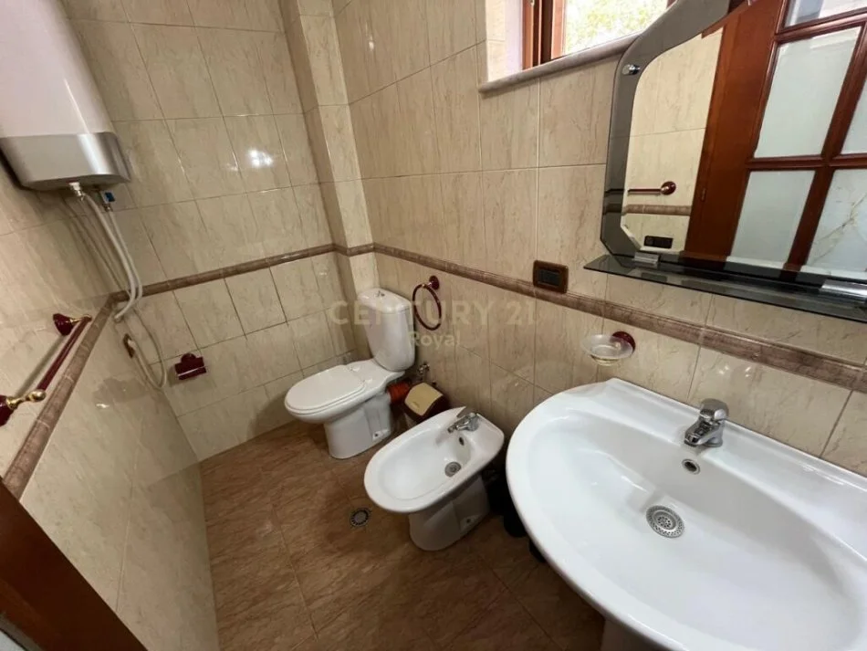 Tirane, shitet Vile 2 Katshe Kati 2, 200 m² 175.000 € (Adresa: Ish Restorant Durresi, Rruga e Dibrës)