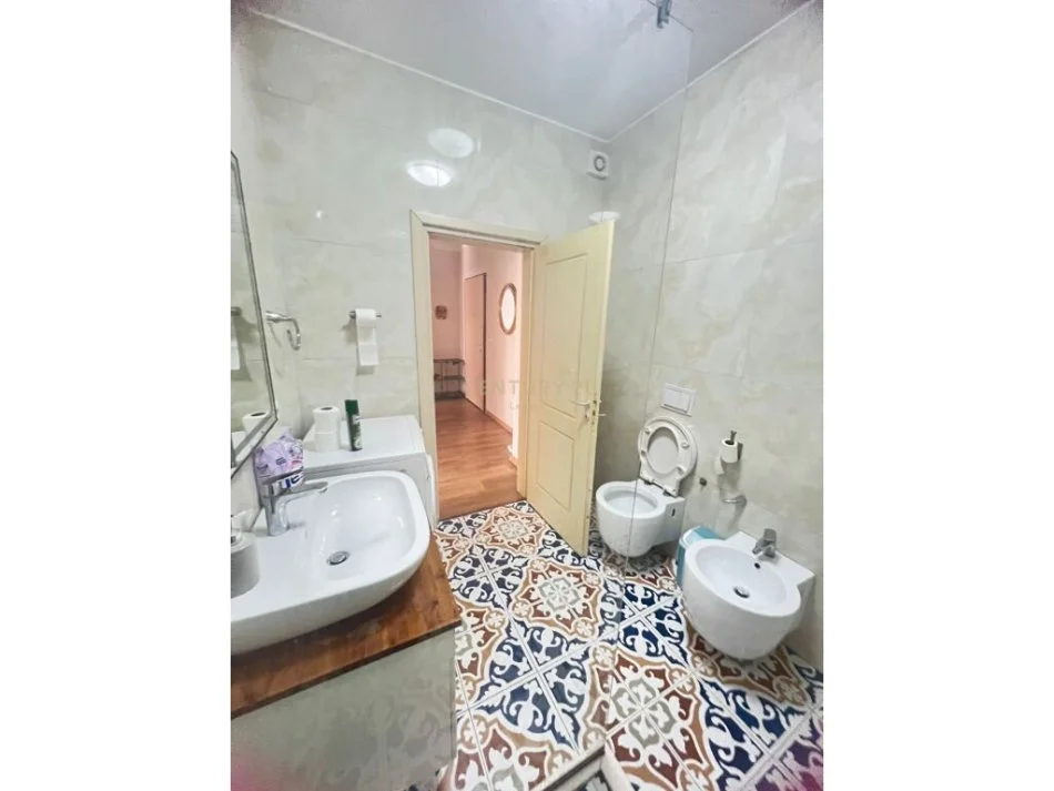 Tirane, jepet me qera apartament 2+1+Ballkon Kati 4, 79 m² 680 € (Adresa: 21 Dhjetori)