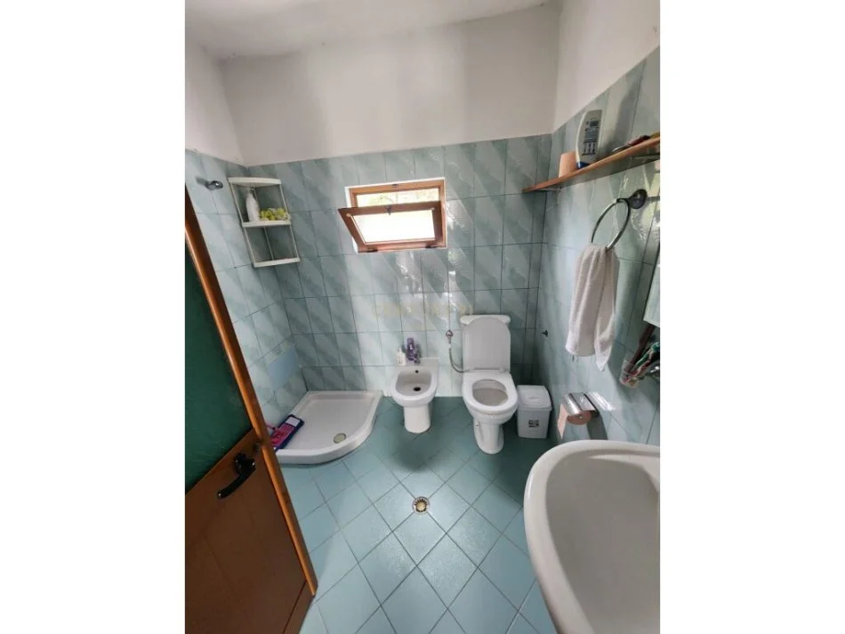 Tirane, jepet me qera apartament 2+1+Ballkon Kati 2, 132 m² 450 € (Adresa: Shkozë)
