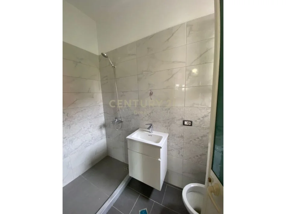 Tirane, jepet me qera apartament 3+1+Ballkon Kati 2, 110 m² 450 € (Rruga e Kokonozeve Tirana, Albania)