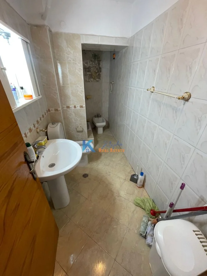 Tirane, jap me qera apartament 1+1 Kati 4, 64 m² 580 € (Myslym Shyr, afer Drejtorise se Policise)