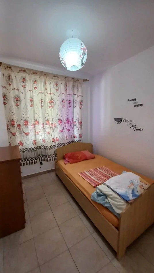 Tirane, jepet me qera apartament 2+1 Kati 2, 550 € (kodra e diellit)