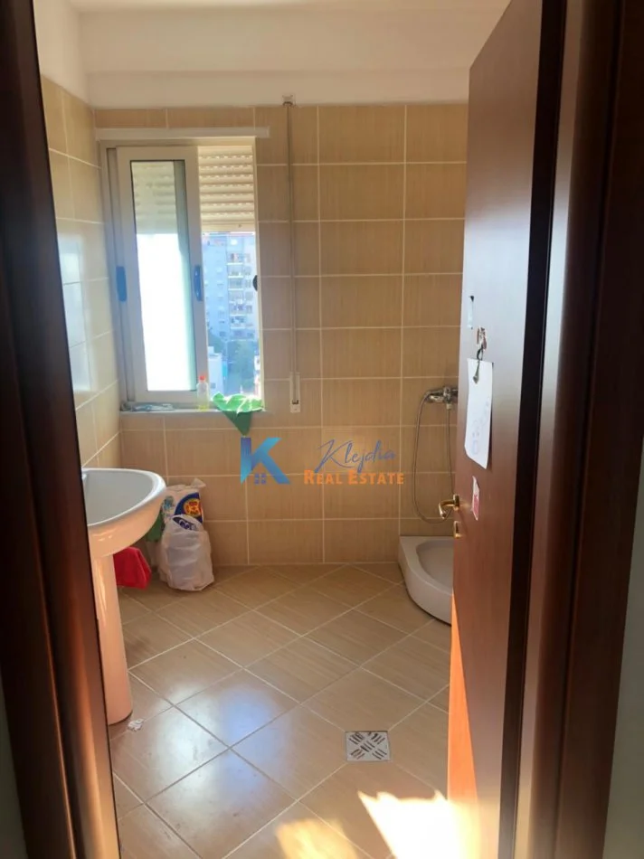 Tirane, jap me qera zyre Kati 7, 107 m² 550 € (Jordan Misja, afer Gener 2)