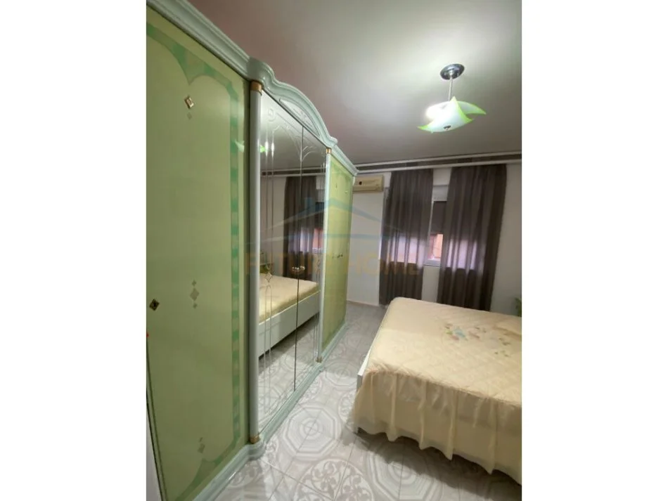 Vlore, jepet me qera apartament 2+1 Kati 3, 84 m² 300 € (Te Neranxi, afer Shkolles Industriale)