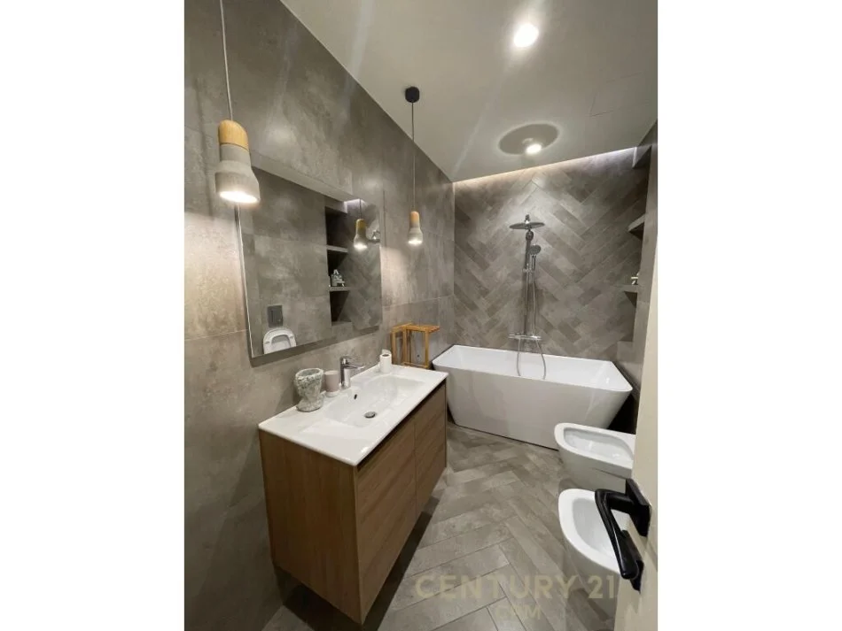 𝐓𝐢𝐫𝐚𝐧𝐞, 𝐣𝐞𝐩𝐞𝐭 𝐦𝐞 𝐪𝐞𝐫𝐚 𝐚𝐩𝐚𝐫𝐭𝐚𝐦𝐞𝐧𝐭 𝟐+𝟏 𝐊𝐚𝐭𝐢 𝟏, 𝟗𝟖 𝐦² 𝟖𝟎𝟎 € (𝐓𝐎𝐖𝐄 𝐁𝐑𝐈𝐃𝐆𝐄 𝟑, 𝐒𝐩𝐢𝐭𝐚𝐥𝐢 𝐐𝐒𝐔𝐓 (𝐍ë𝐧ë 𝐓𝐞𝐫𝐞𝐳𝐚))