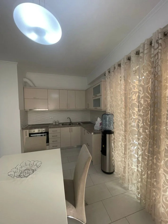 Tirane, jepet me qera apartament 2+1+Ballkon Kati 5, 110 m² 1.000 € (rruga e kavajes)