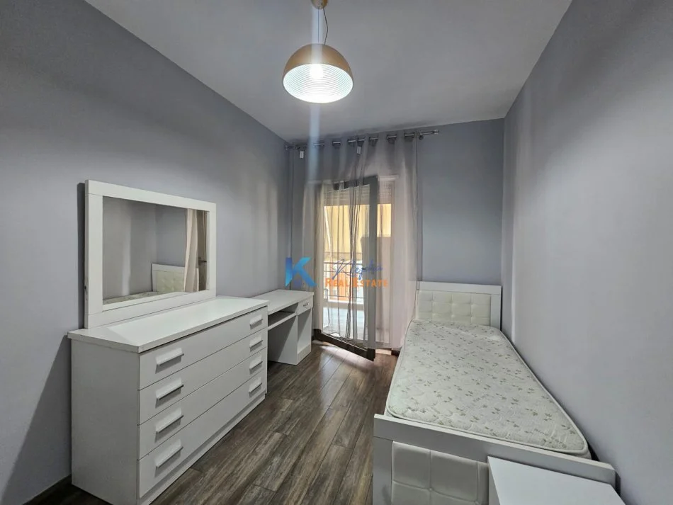 Tirane, jap me qera apartament 3+1+Ballkon Kati 7, 130 m² 1.000 € (Kompleksi Delijrogji)