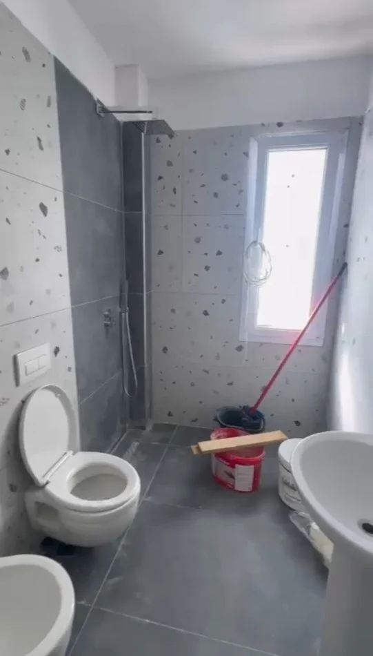 Tirane, jepet me qera apartament 3+1+Ballkon Kati 9, 101 m² 650 € (beniamin kruta)