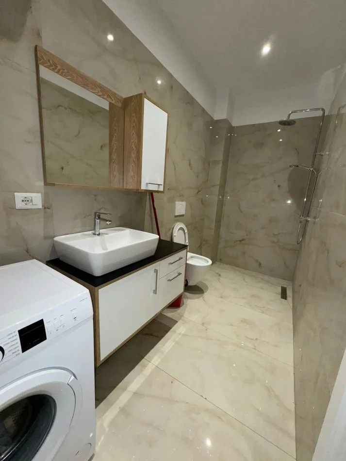 Tirane, jepet me qera apartament 1+1+Ballkon Kati 1, 74 m²  (Afer Kodres se Diellit)