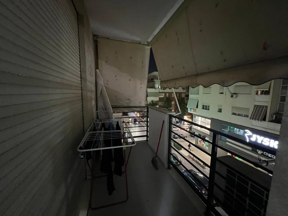 Tirane, jepet me qera apartament 2+1+Ballkon Kati 3, 75 m² 600€ (komuna e parisit)