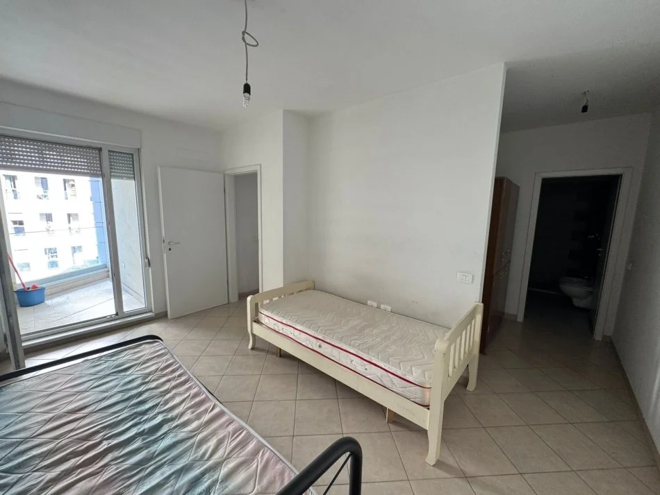 Tirane, jepet me qera apartament 2+1+Ballkon Kati 5, 520 € (siri kodra)