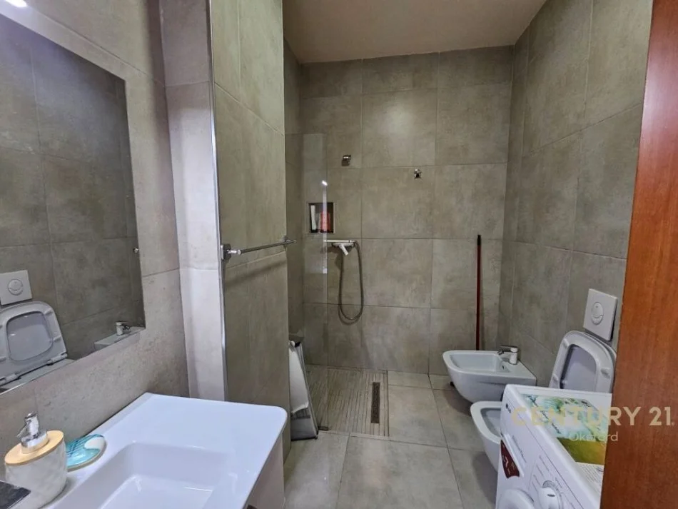 Tirane, jepet me qera apartament 2+1+Ballkon Kati 4, 74 m² 750 € (Rruga Myslym Shyri)